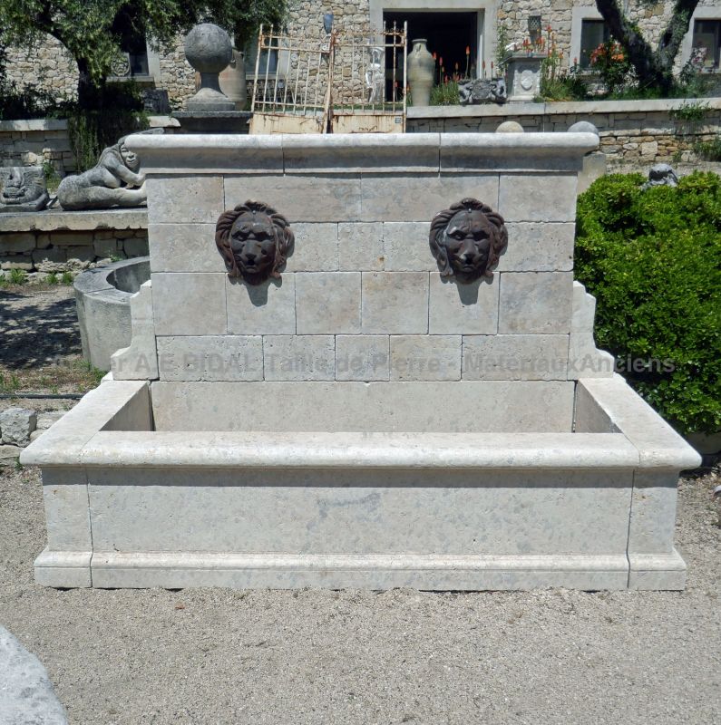 Large fontaine de Provence en pierre pour aménagement extérieur stylé : Atelier Alain Bidal