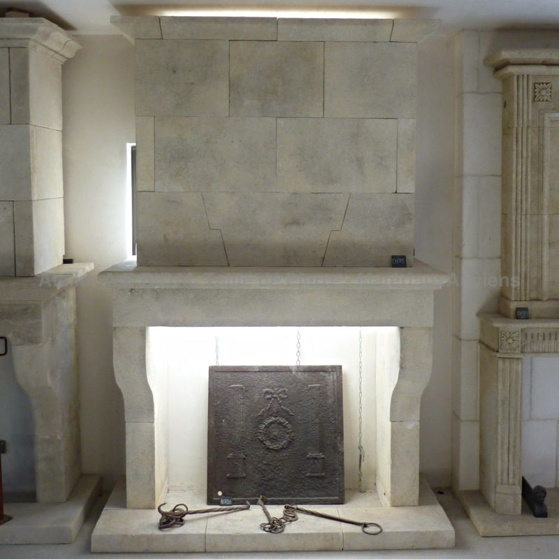 Traditional fireplace : a classic Provence mantelpiece ins tone by the atelier Alain BIDAL (Provence)