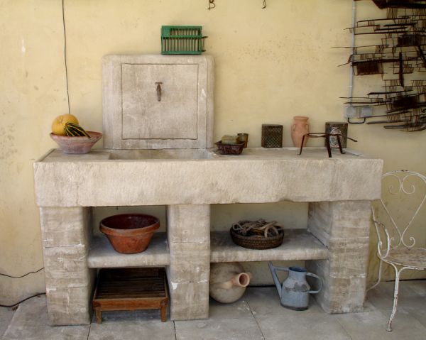 Aménagement de cuisine extérieure - mobilier artisanal de l'atelier Alain Bidal (Provence)