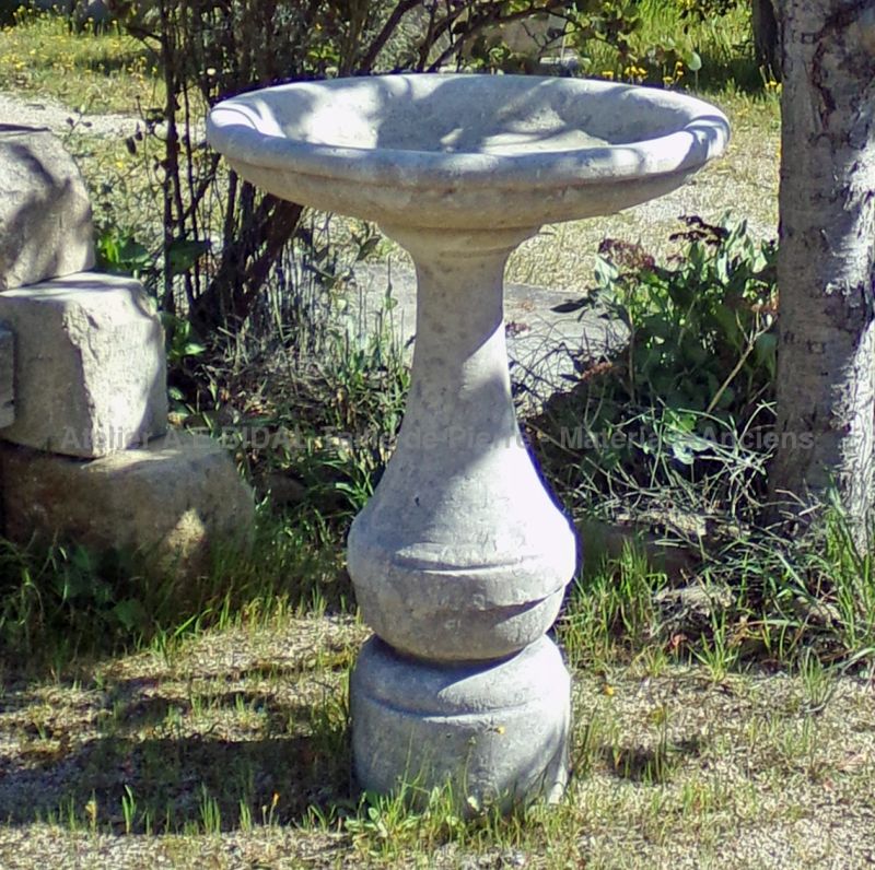 Vasque sur pied en pierre pour décoration extérieure : élégant bain à oiseaux de l'Atelier Alain BIDAL