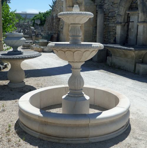 Fontaine ronde à déversement en pierre par Atelier Alain Bidal, tailleur de pierre en Provence