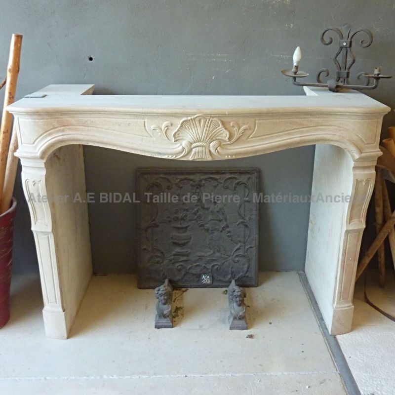 Fireplace in stone from Provence crafted by the stone mason of the Alain BIDAL workshop.