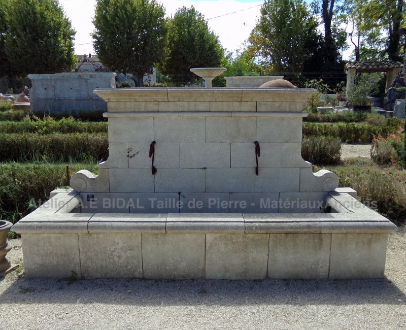Large fontaine de jardin de style rustique en pierre naturelle - Atelier Alain BIDAL (Provence)