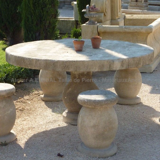 Table in stone :  a charming circular table by the stone-cutting atelier Alain BIDAL, Provence