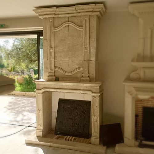 Magnifique cheminée Louis 16 pourvue d'une hotte finement sculptée - Atelier Alain BIDAL (Provence)