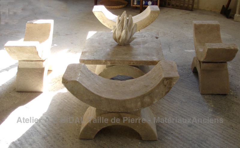Garden furniture in carved limestone hand-crafted in Provence by Alain BIDAL, stone cutter