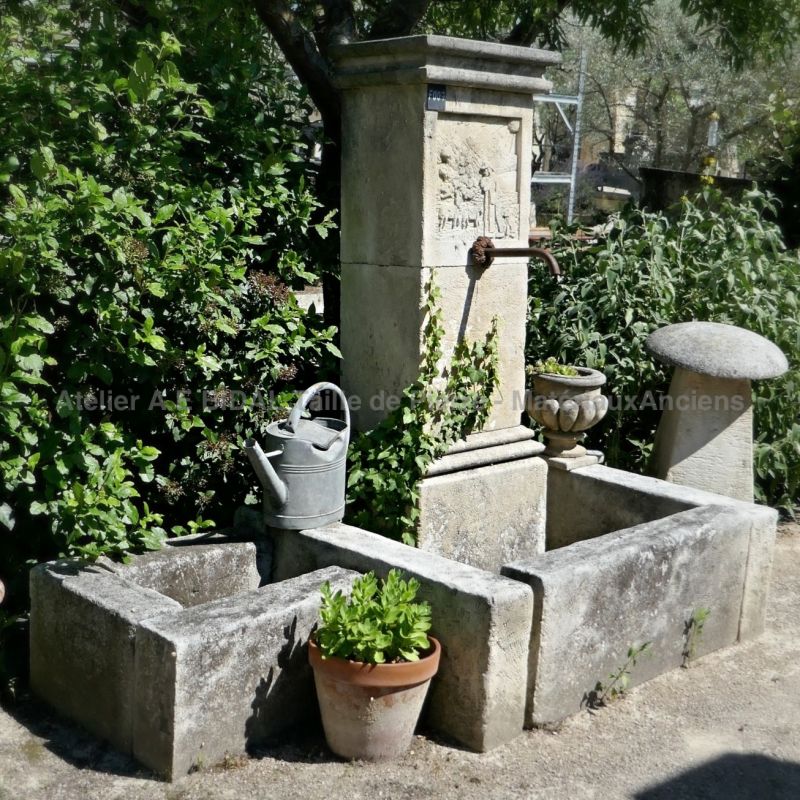 Garden fountain in a rustic style in natural stone - Atelier Alain BIDAL (Provence)