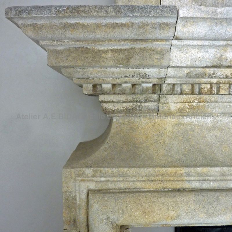 Details of the hand-sculpted lintel of our beautiful Louis XIII stone fireplace - Atelier Alain BIDAL (Provence)