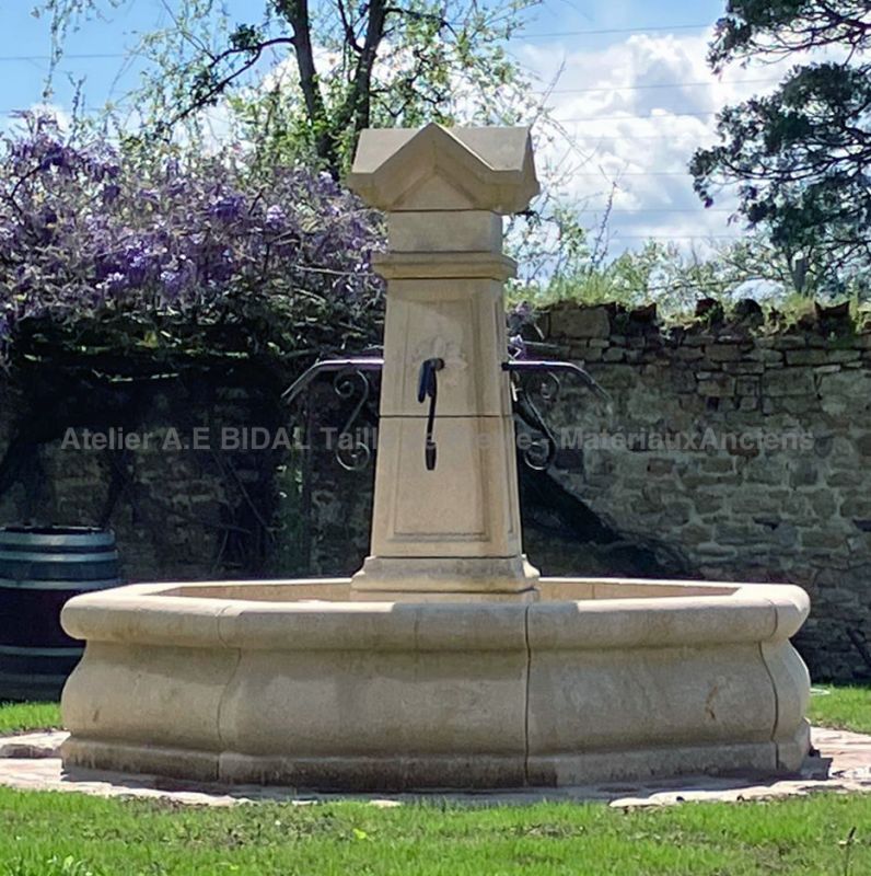Large fontaine centrale de style gothique en pierre ingélive - Atelier Alain BIDAL (Provence)