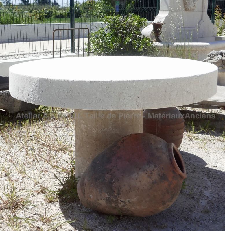 Stone garden furniture : a beautiful round stone table for the garden - Atelier Alain Bidal (Provence)