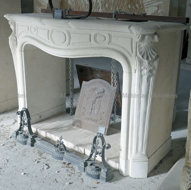 Belle cheminée en pierre pour la décoration de la maison.